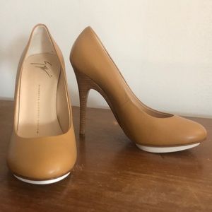 NWOT Giuseppe Zanotti Tan Leather Court Pumps 39